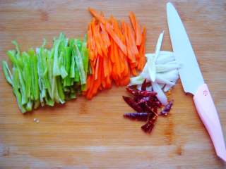 4、青椒炒肉丁,青椒、葱,分别切丝(喜欢辣的可放少许辣椒,不喜可忽略不放)