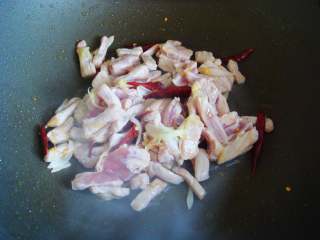 9、青椒炒肉丁,倒入肉块翻炒变色。