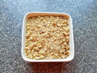 1、芝麻核桃酥,核桃仁装进保鲜袋里，用擀面杖压碎备用。