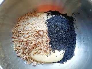 6、芝麻核桃酥,加入黑芝麻和压碎的核桃仁。