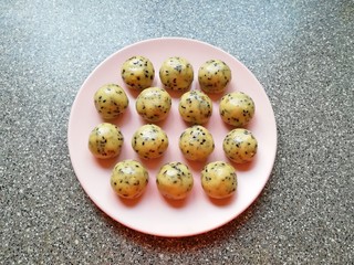 8、芝麻核桃酥,分成20g一份搓圆。