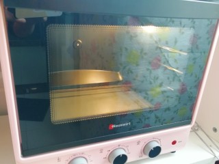 9、芝麻核桃酥,烤箱上下管170度预热。