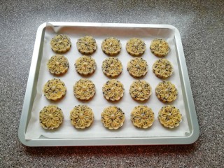 11、芝麻核桃酥,烤盘里铺上油纸，放上做好的芝麻核桃酥。