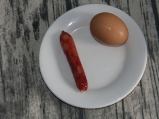 1、辣白菜鸡蛋腊肠炒饭,准备一个鸡蛋和半根腊肠