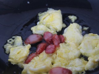 9、辣白菜鸡蛋腊肠炒饭,鸡蛋炒熟，放入腊肠