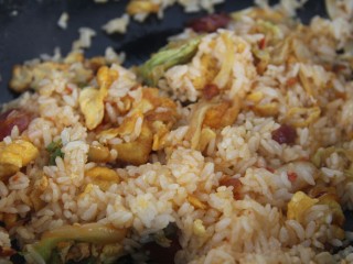 13、辣白菜鸡蛋腊肠炒饭,炒匀