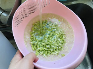 2、毛豆烧茄子,毛豆剥去豆荚，清水洗净；