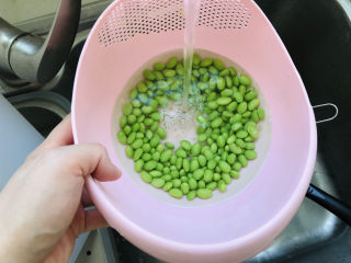 4、毛豆烧茄子,捞出后冲凉水备用；