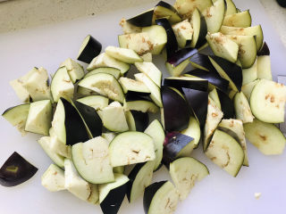 5、毛豆烧茄子,茄子切滚刀块；