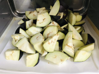 6、毛豆烧茄子,放入微波炉高火8分钟；