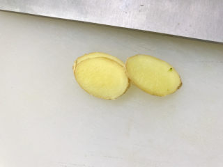 8、毛豆烧茄子,鲜姜切片；