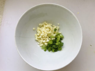 11、毛豆烧茄子,把一半的葱花蒜末放进碗里；