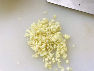 9、毛豆烧茄子,大蒜用压蒜器压成蒜末；