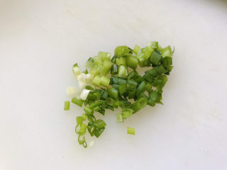 10、毛豆烧茄子,小葱切成葱花；