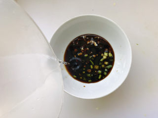 17、毛豆烧茄子,半碗清水调匀备用；