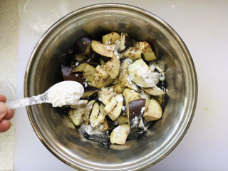 18、毛豆烧茄子,茄子从微波炉里取出晾一会儿后，加3勺玉米淀粉；