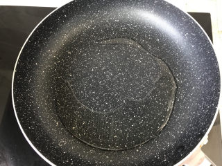 20、毛豆烧茄子,煎锅倒入适量的食用油；