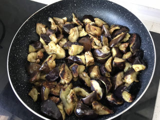 21、毛豆烧茄子,煎茄子至金黄，盛出备用；