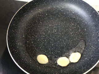 22、毛豆烧茄子,锅中倒入适量油，放入姜片煎出香味儿；