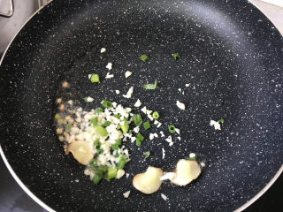 23、毛豆烧茄子,再放入葱花蒜末炒香；