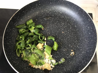 24、毛豆烧茄子,放入青椒翻炒；