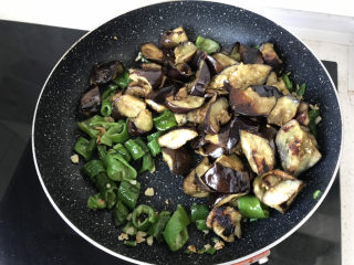 25、毛豆烧茄子,倒入煎过的茄子炒匀；