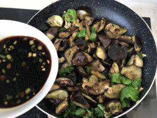 26、毛豆烧茄子,倒入调好的料汁；