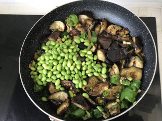 27、毛豆烧茄子,倒入煮好的毛豆；