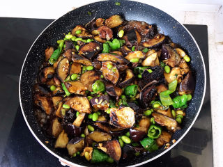 28、毛豆烧茄子,小火烧茄子至汤汁收干；