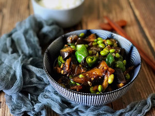 29、毛豆烧茄子,色泽诱人味道好的下饭菜，毛豆烧茄子完成。