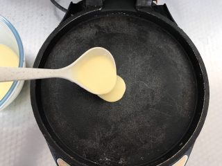 5、酸奶松饼,电饼铛加热后倒入一勺面糊