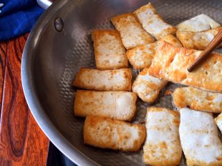 6、《蒋侍郎豆腐》,豆腐煎至两面金黄