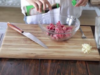 2、15分钟一道家常西兰花炒牛肉,加入酱油