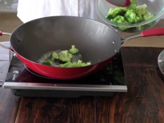 5、15分钟一道家常西兰花炒牛肉,在炒锅中加入1杯水煮沸。将西兰花倒入，盖上盖子焖3分钟。此时西兰花应该是明亮的绿色