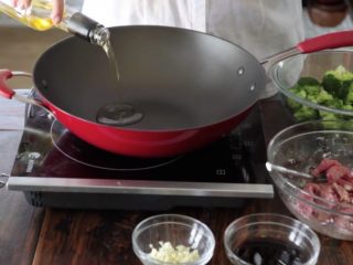 6、15分钟一道家常西兰花炒牛肉,擦干炒锅，将锅放在高温下，加入油