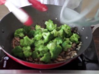 9、15分钟一道家常西兰花炒牛肉,加入调好的酱汁，翻炒约15秒钟，然后将熟的西兰花加入锅中