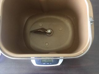 1、佛系养生黑芝麻辫子面包,第一步：将冰水称好倒入面包机桶内