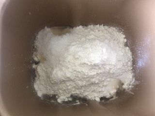 4、佛系养生黑芝麻辫子面包,第四步：加入糖，盐，注意对角放不能碰到