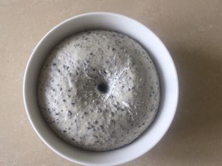 11、佛系养生黑芝麻辫子面包,第十一步：发酵两倍大手指沾粉戳孔洞口不回缩不塌陷就可以