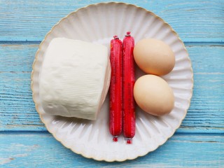 1、孜然火腿馒头丁,准备好所有食材。