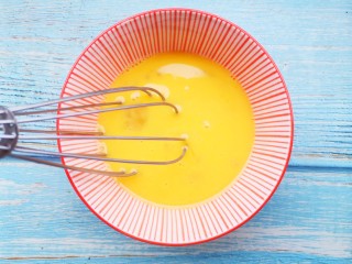 4、孜然火腿馒头丁,鸡蛋打散。