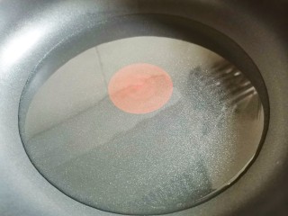 7、孜然火腿馒头丁,锅中热油。