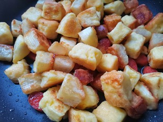 10、孜然火腿馒头丁,加入煎好的馒头丁，