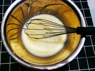 5、香芋布丁,继续打发均匀