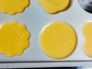 11、香芋布丁,倒入模具中，放入冰箱冷藏20分钟