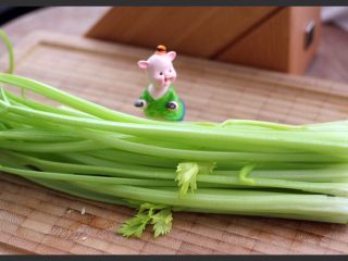 2、芹菜肉馅饺子,洗净的芹菜备用哟……