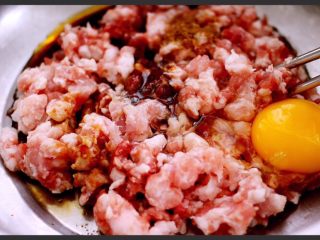 8、芹菜肉馅饺子,再加上一个鸡蛋充分搅拌、记着要顺一个方向搅打上劲……