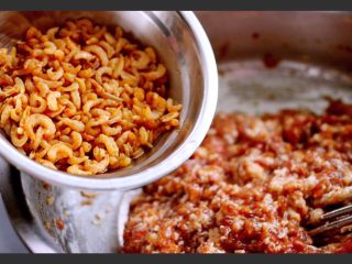 10、芹菜肉馅饺子,搅拌好的肉馅把泡发好的海米倒入肉馅里充分搅拌均匀……