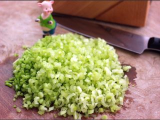 14、芹菜肉馅饺子,把洗净的芹菜切成碎末