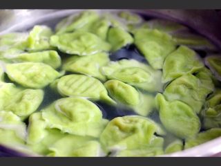 22、芹菜肉馅饺子,锅中放入适量清水烧开、把饺子放入锅中烧开、点适量清水、连续反复3次即可关火